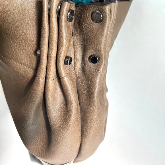 🎄. GUSSACI | Vegan Leather Shoulder Bag - Picture 6 of 8